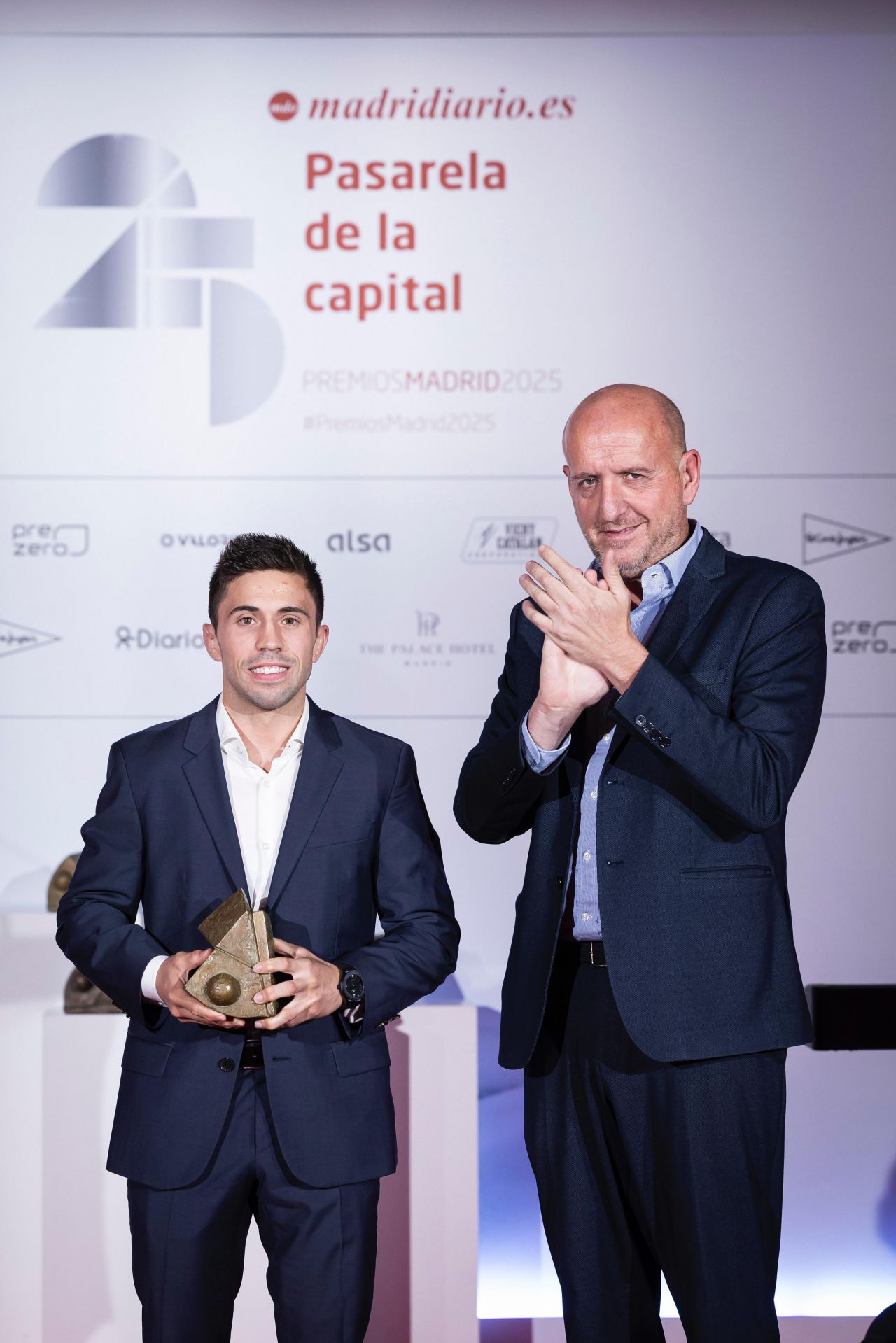 Fran Garrigós, Premio a la Mejor Iniciativa Deportiva, y Gerardo Riquelme, subdirector del periódico Marca.