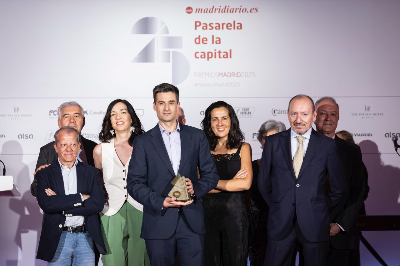 Premio Iniciativa Comunicación Privada. Recogen el premio Roberto Torija, Richard Santos, Carlos Criollo, Elena Jiménez, Virginia Sarmiento y Alfonso Egea, de manos de Pedro Montoliú, Sara Medialdea y Antonio Castro, Cronistas de la Villa.

