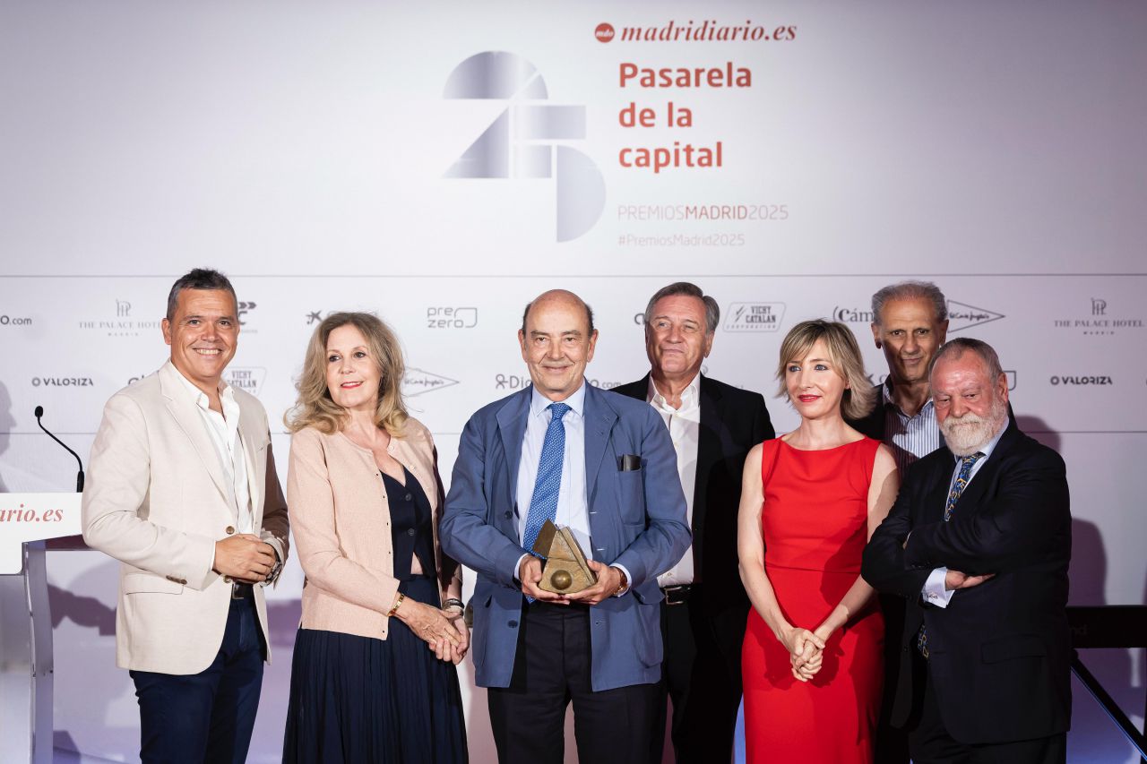 El director de Onda Madrid, Alfonso Nasarre, recoge el Premio Madrid a la mejor Iniciativa de Comunicación pública