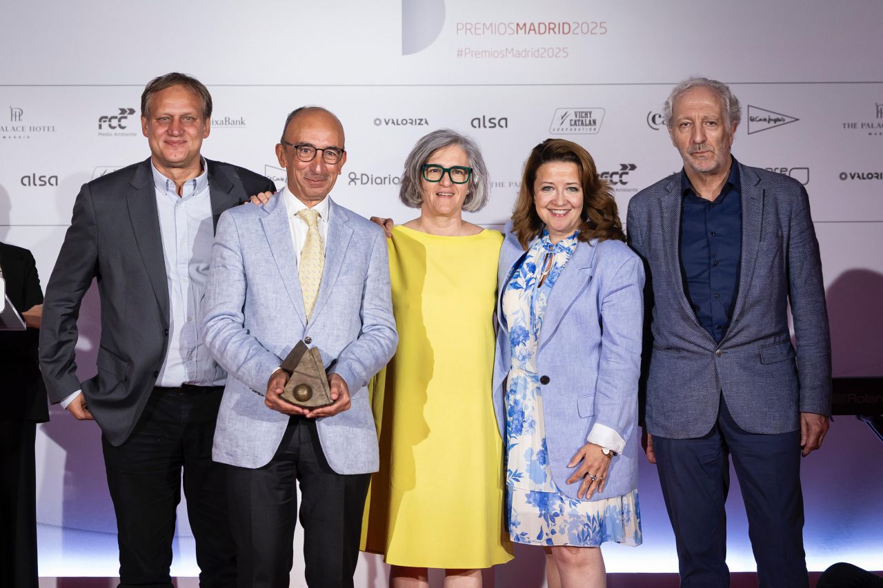 Felipe Atienza, jefe clínico del Servicio de Cardiología del Hospital Gregorio Marañón, recibe el premio de manos de la consejera de Sanidad, Fátima Matute.