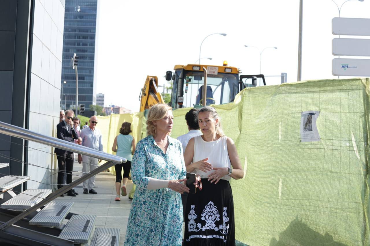 La delegada de Obras y Equipamientos, Paloma García Romero, acompañada de la concejala de Chamartín, Yolanda Estrada, supervisa el inicio de las obras de Parque Castellana