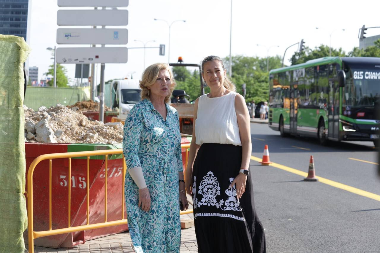 La delegada de Obras y Equipamientos, Paloma García Romero, acompañada de la concejala de Chamartín, Yolanda Estrada, supervisa el inicio de las obras de Parque Castellana