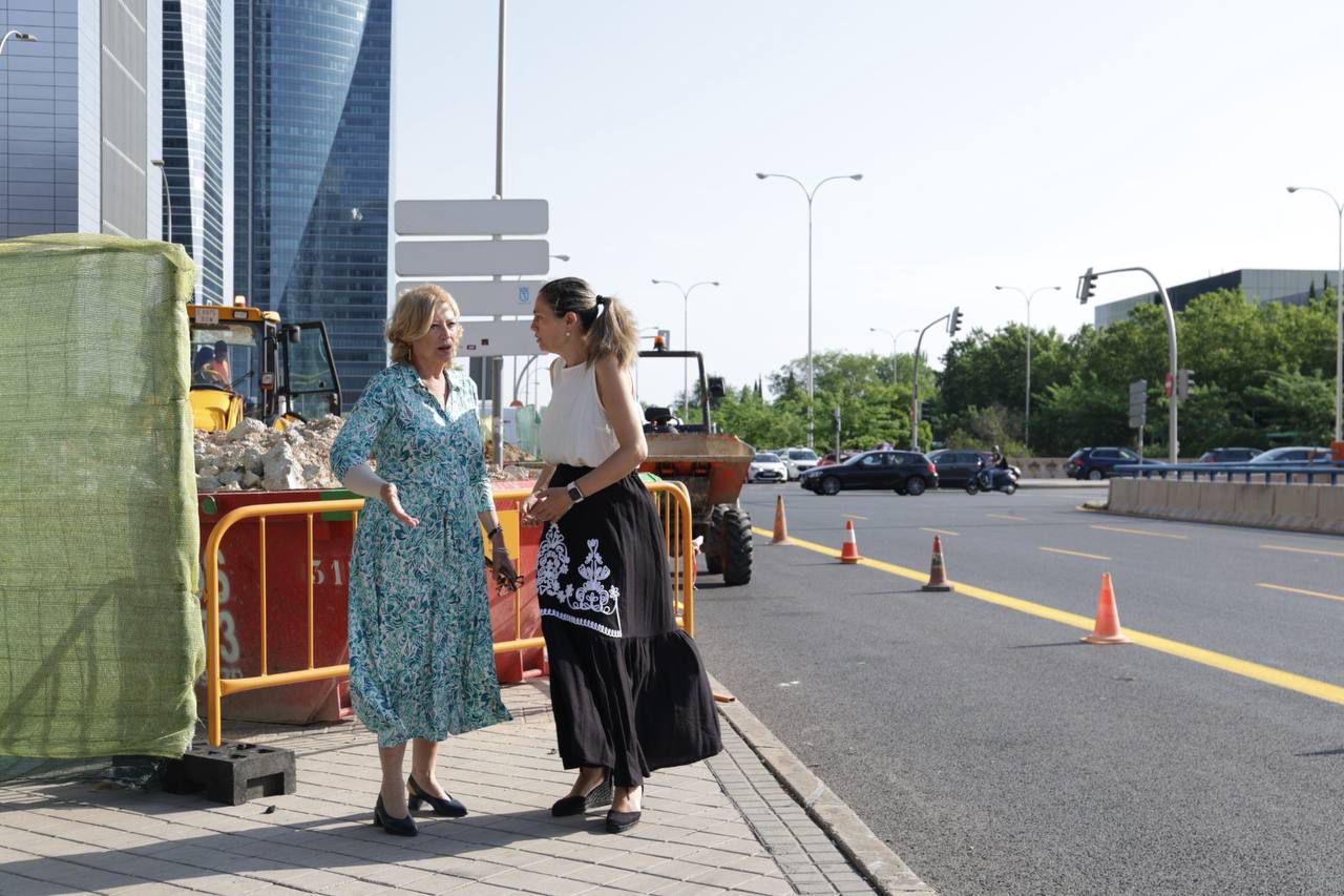 La delegada de Obras y Equipamientos, Paloma García Romero, acompañada de la concejala de Chamartín, Yolanda Estrada, supervisa el inicio de las obras de Parque Castellana