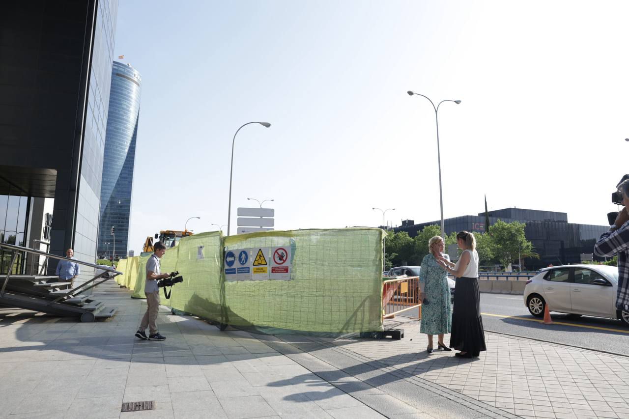 La delegada de Obras y Equipamientos, Paloma García Romero, acompañada de la concejala de Chamartín, Yolanda Estrada, supervisa el inicio de las obras de Parque Castellana