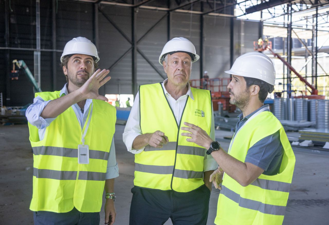Beltrán Navarro, director general, José Ignacio Salmerón e Ignacio Baux en el futuro teatro.