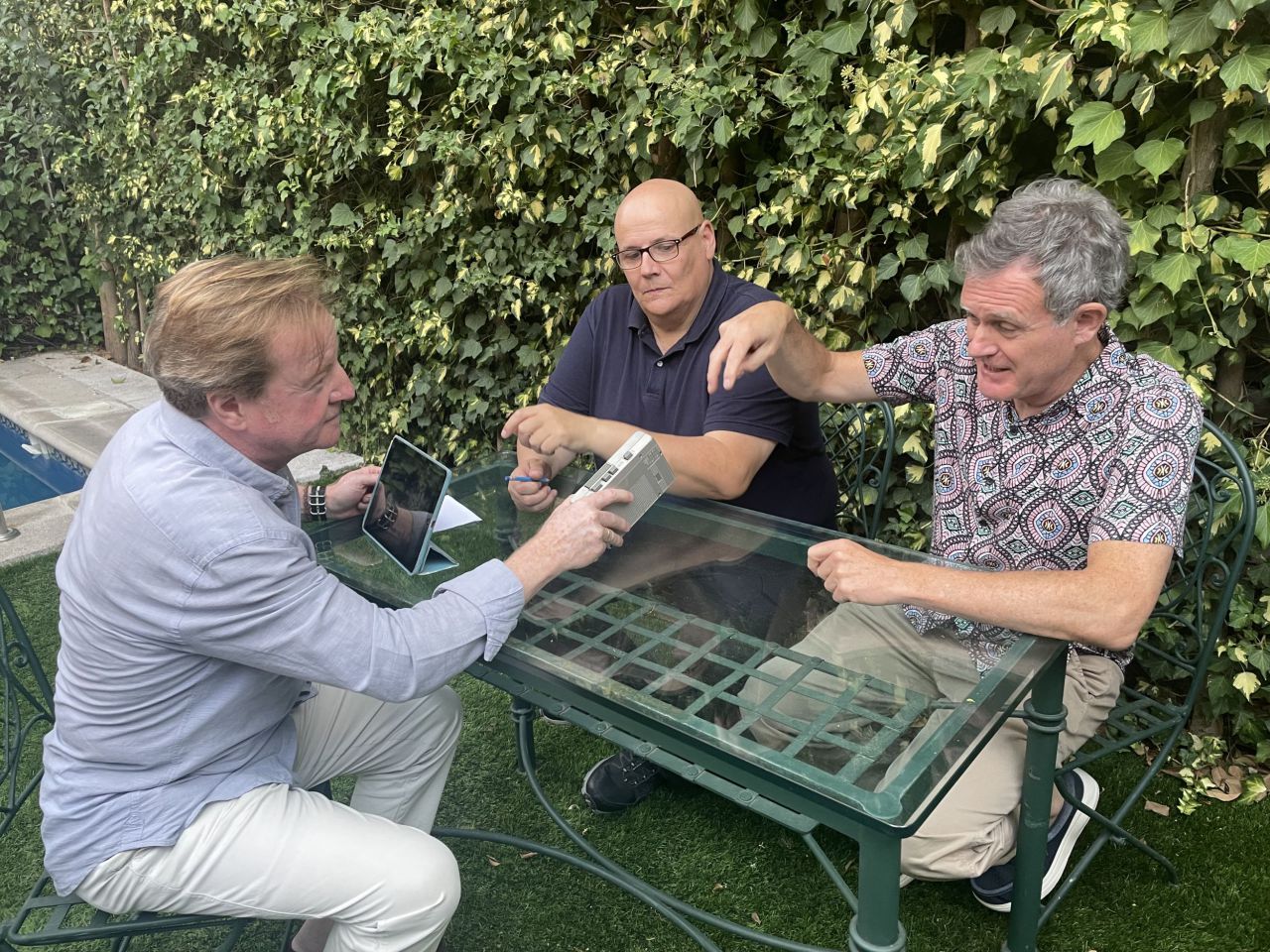 Juancho Pajares conversa con José Luis Moro y Mario Gil, de Un Pingüino en mi Ascensor