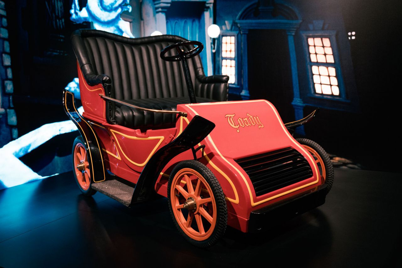 Vehículo de la atracción Mr. Toad’s Wild Ride en Disneyland® Park, expuesto en la galería Tu Mundo Disney. Un Día en los Parques de la exposición.