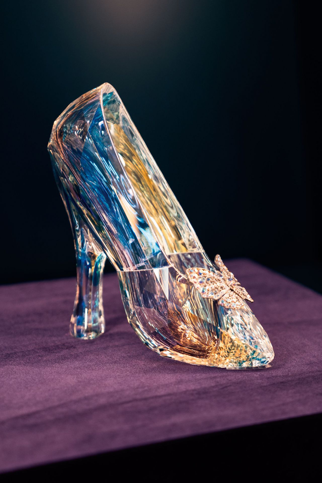 Zapatilla de cristal de la versión de acción real de Cenicienta (2015), expuesta en la galería ¿De dónde vienen las historias? de la exposición.