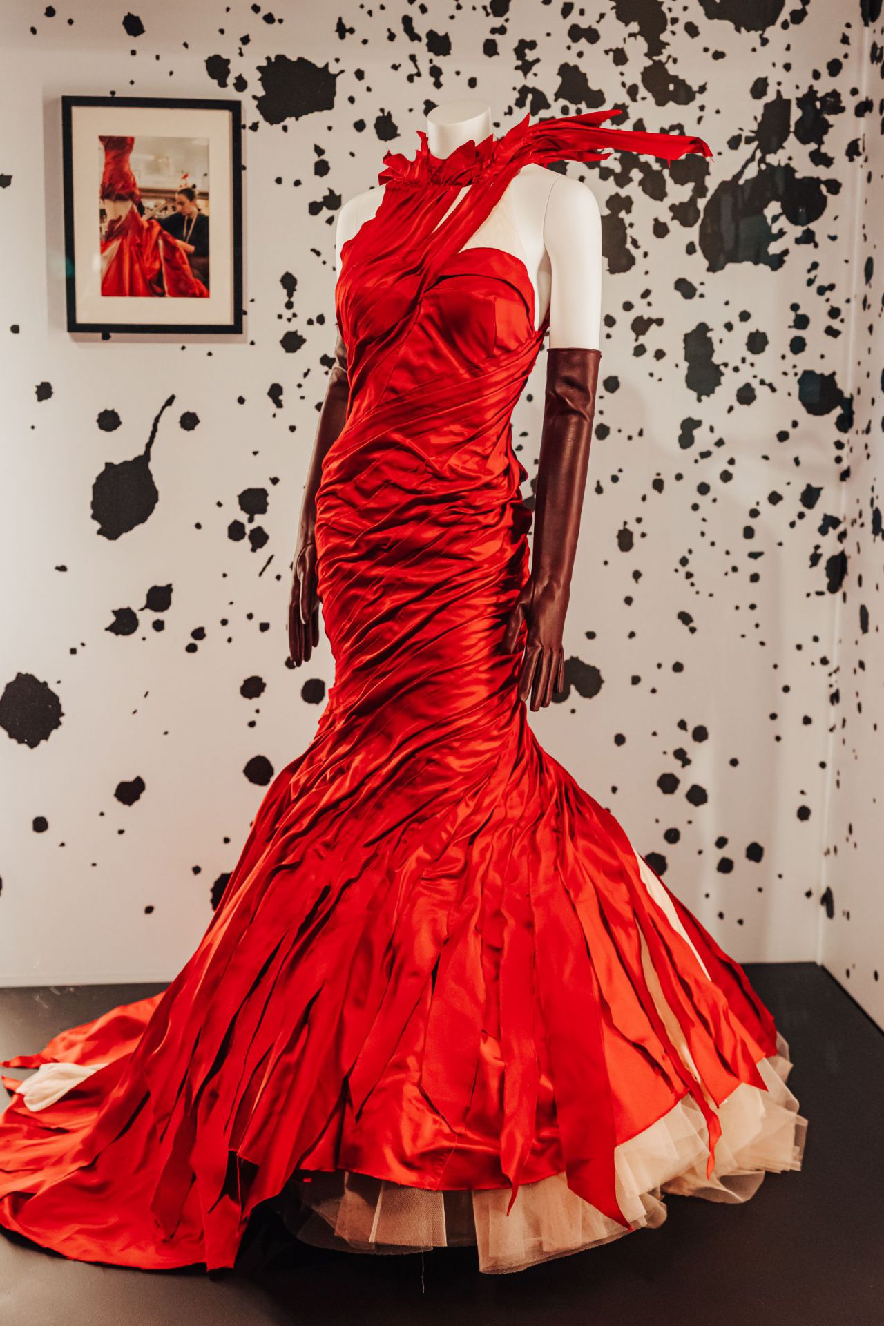 Modelo vestido por la actriz Emma Stone en la película de acción real Cruella (2021), expuesto en la galería La Ilusión de la Vida de la exposición.