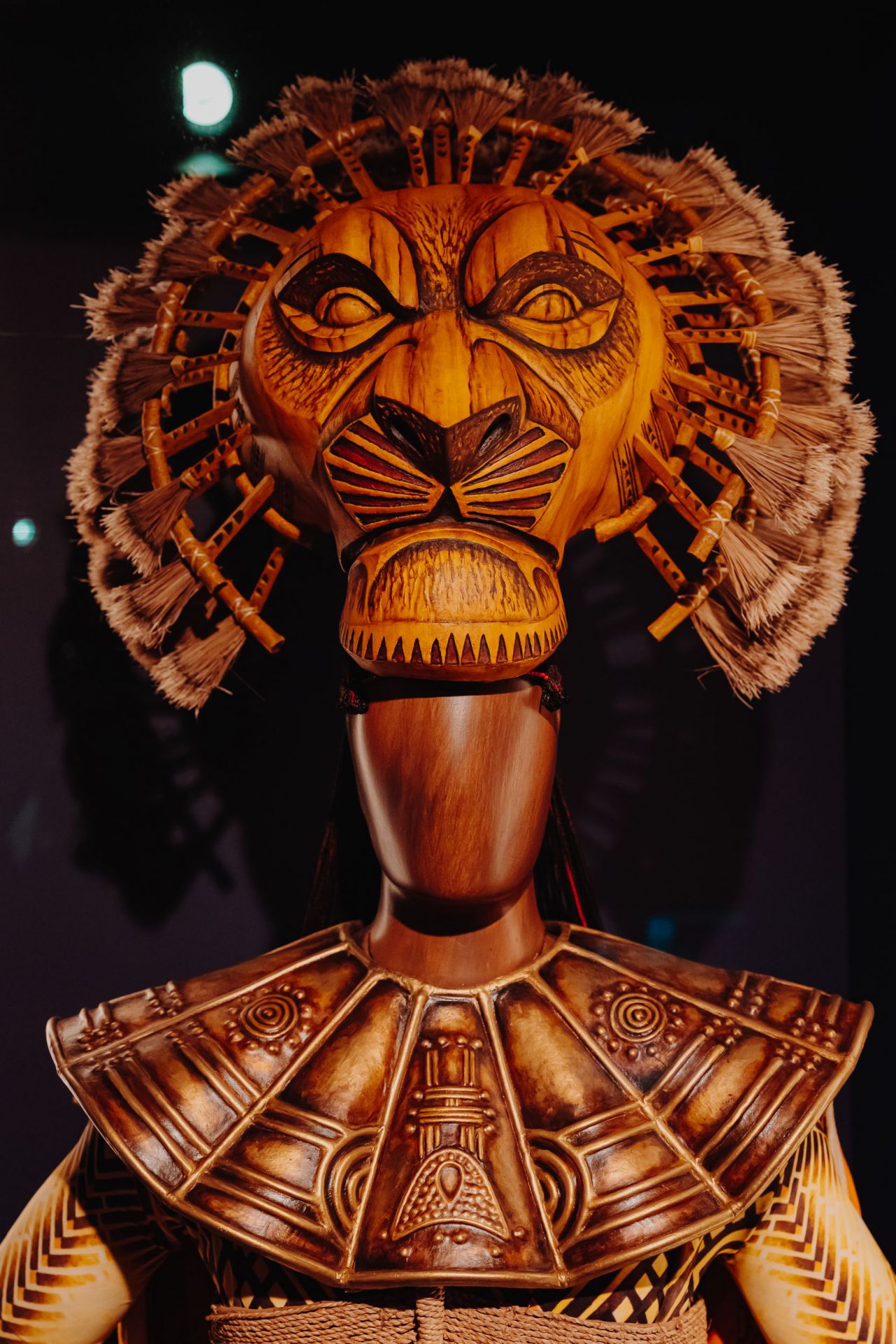 Máscara y atuendo de Mufasa, de El rey león: el musical (The Lion King: The Broadway Musical) (1997–), expuestos en la galería La Magia del Sonido y la Música de la exposición.