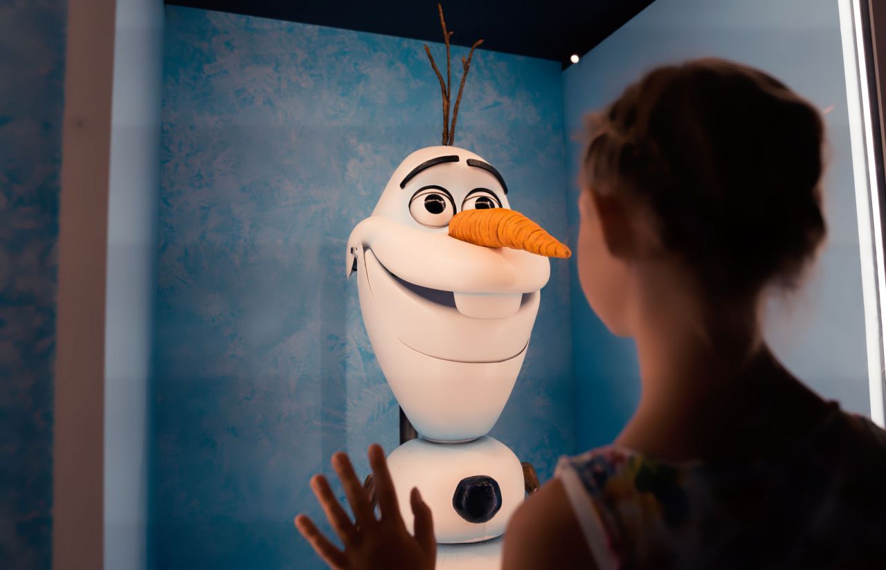 Marioneta de Olaf de Frozen—Live at the Hyperion (2016–2020), en Disney California Adventure® Park, expuesta dentro de la galería La Ilusión de la Vida de la exposición.