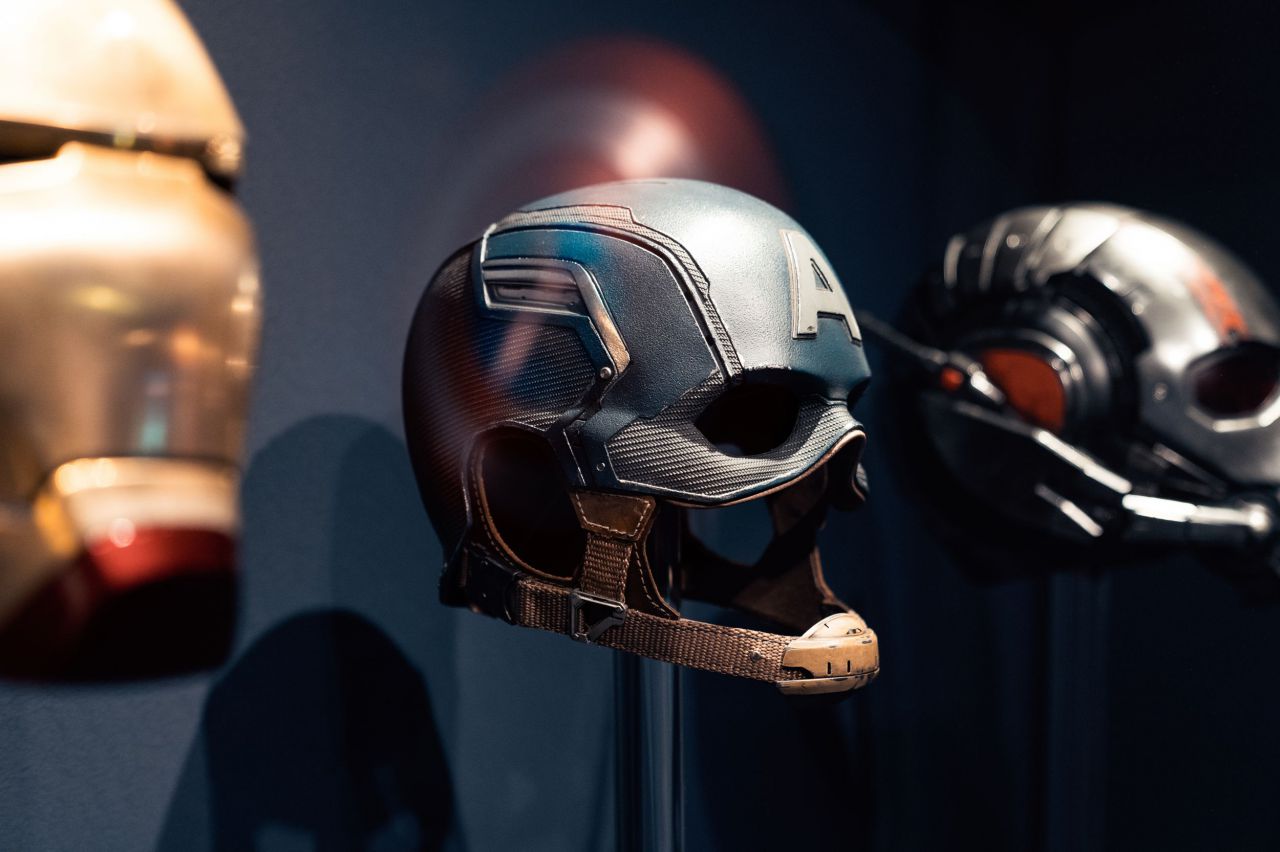 Casco de Capitán América, utilizado en Capitán América: Civil War (2016), expuesto en la galería El Espíritu de la Aventura y el Descubrimiento de la exposición.