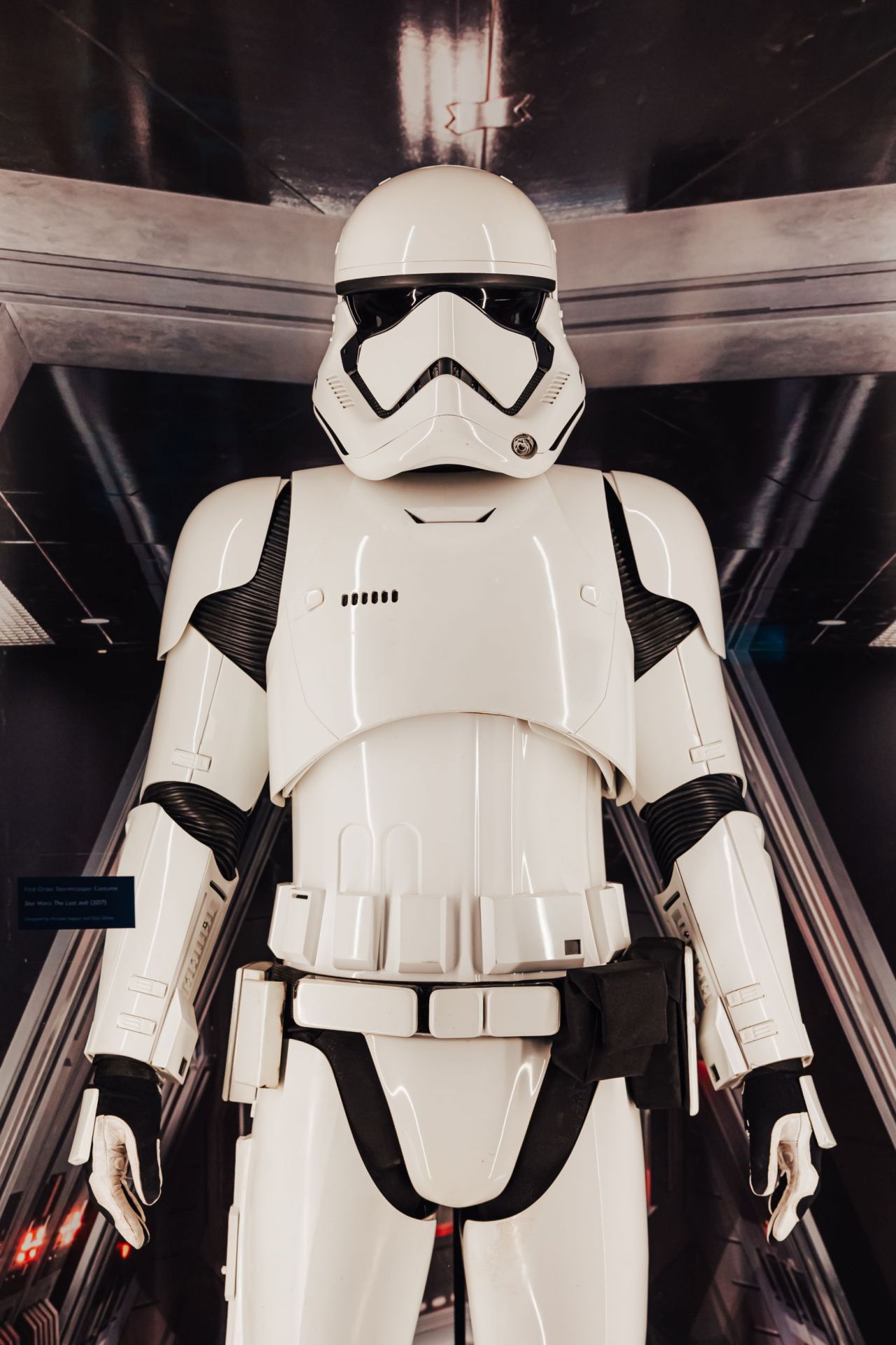 Armadura de soldado de asalto (stormtrooper) de la Primera Orden, utilizada en Star Wars: Los últimos Jedi (2017), expuesta en la galería El Espíritu de la Aventura y el Descubrimiento de la exposición.