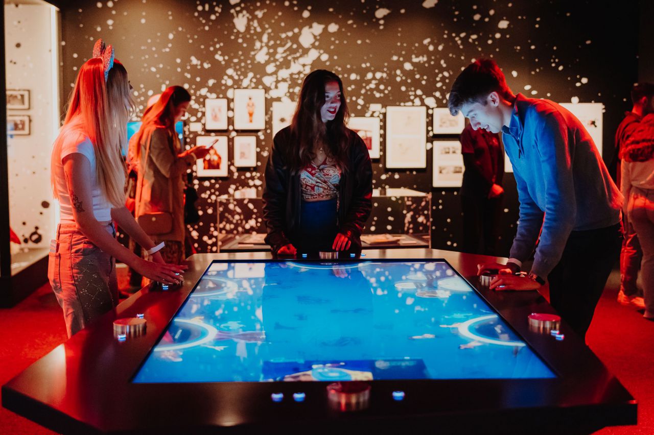 Orígenes, diseño y evolución de los amados personajes de Disney en la instalación interactiva de la galería La Ilusión de la Vida de la exposición.