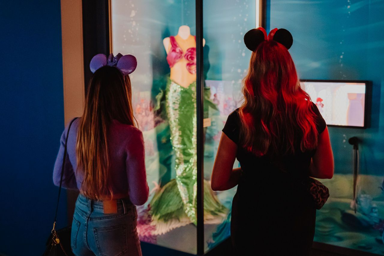Modelo de Ariel vestido por la actriz Auli‘i Cravalho, en The Wonderful World of Disney Presents The Little Mermaid LIVE! (2019), expuesto en la galería La Ilusión de la Vida de la exposición.