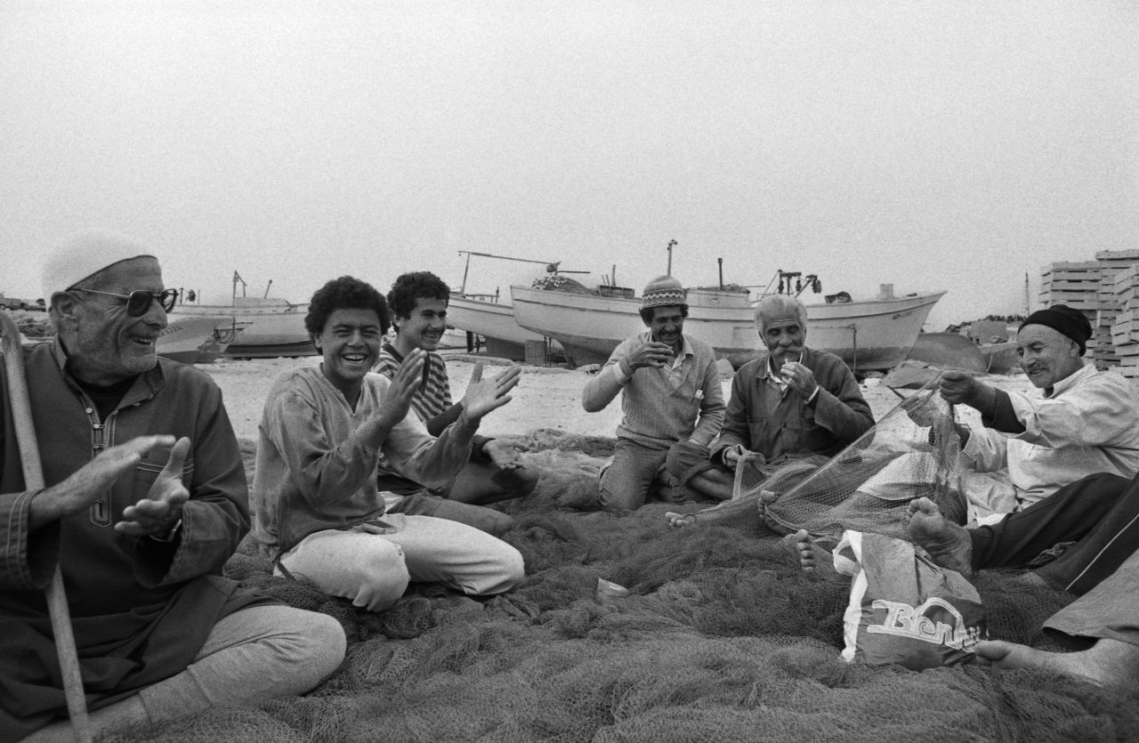 Pescadores de la franja de Gaza preparando las redes, 1987 / The Joss Dray Collection