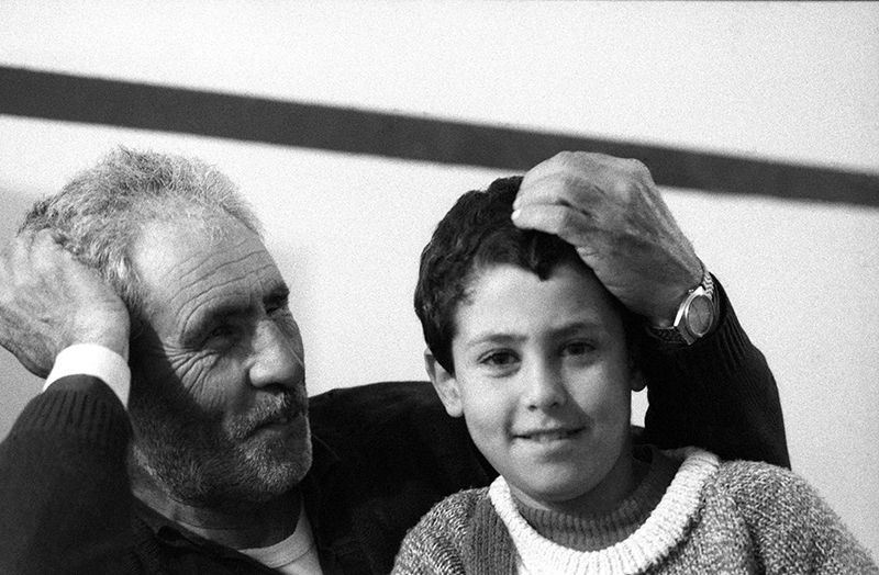 Mohammad Abu Libdeh y su padre en el campo de refugiados de Am’ari, en los Territorios ocupados, bajo toque de queda durante la primera Intifada, 1988 / The Joss Dray Collection