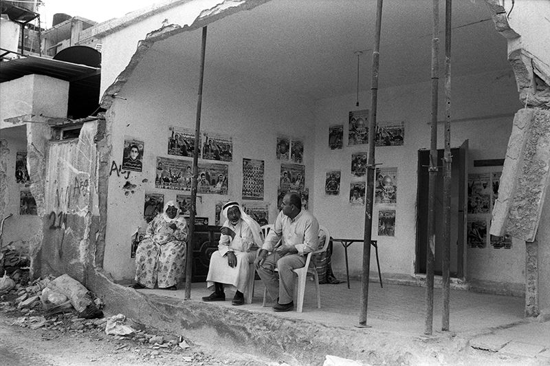 Habitantes del campo de refugiados en Yenín, en una casa parcialmente destruida durante la segunda Intifada, 2002 / The Joss Dray Collection