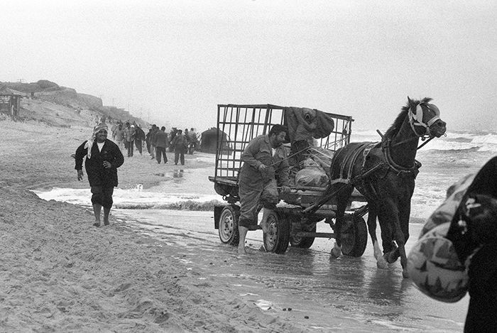 Palestinos huyendo durante el bloqueo de las carreteras en Gaza, por el ejercito israelí, durante la segunda Intifada, 2003 / The Joss Dray Colecction