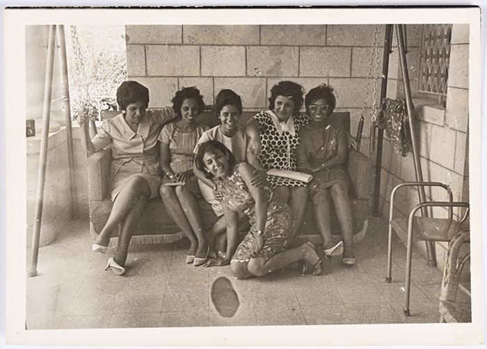- Layla Tarazi, activista social, fue alumna en la escuela femenina Schmidt (Jerusalén). Aquí aparece junto a varias amigas, década de 1950 / Layla Tarazi Collection