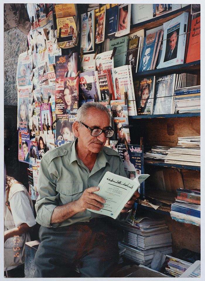 Omar Da’nah en su quiosco de Jerusalén, 1996 / The Omar Da’nah Collection