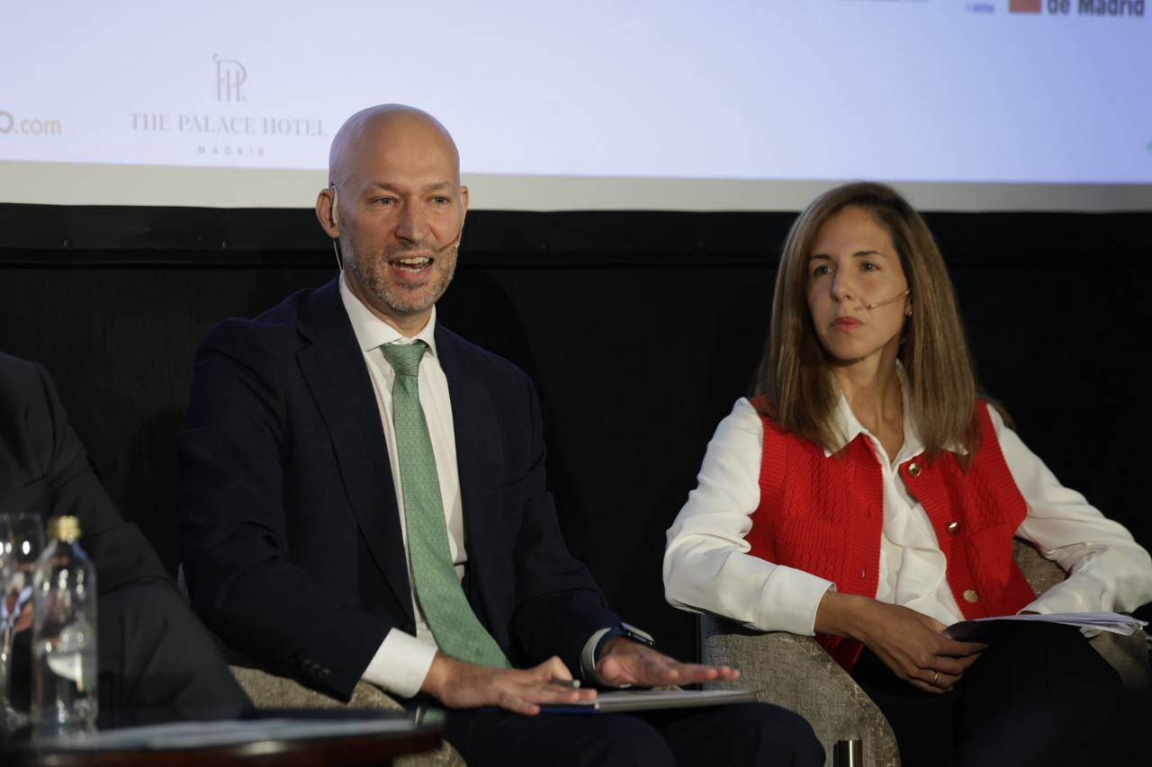 Roberto Mariscal, responsable de Innovación y Medio Ambiente Iberdrola España, y Mónica Ramos, directora de Operaciones e Ingeniería de PreZero España 