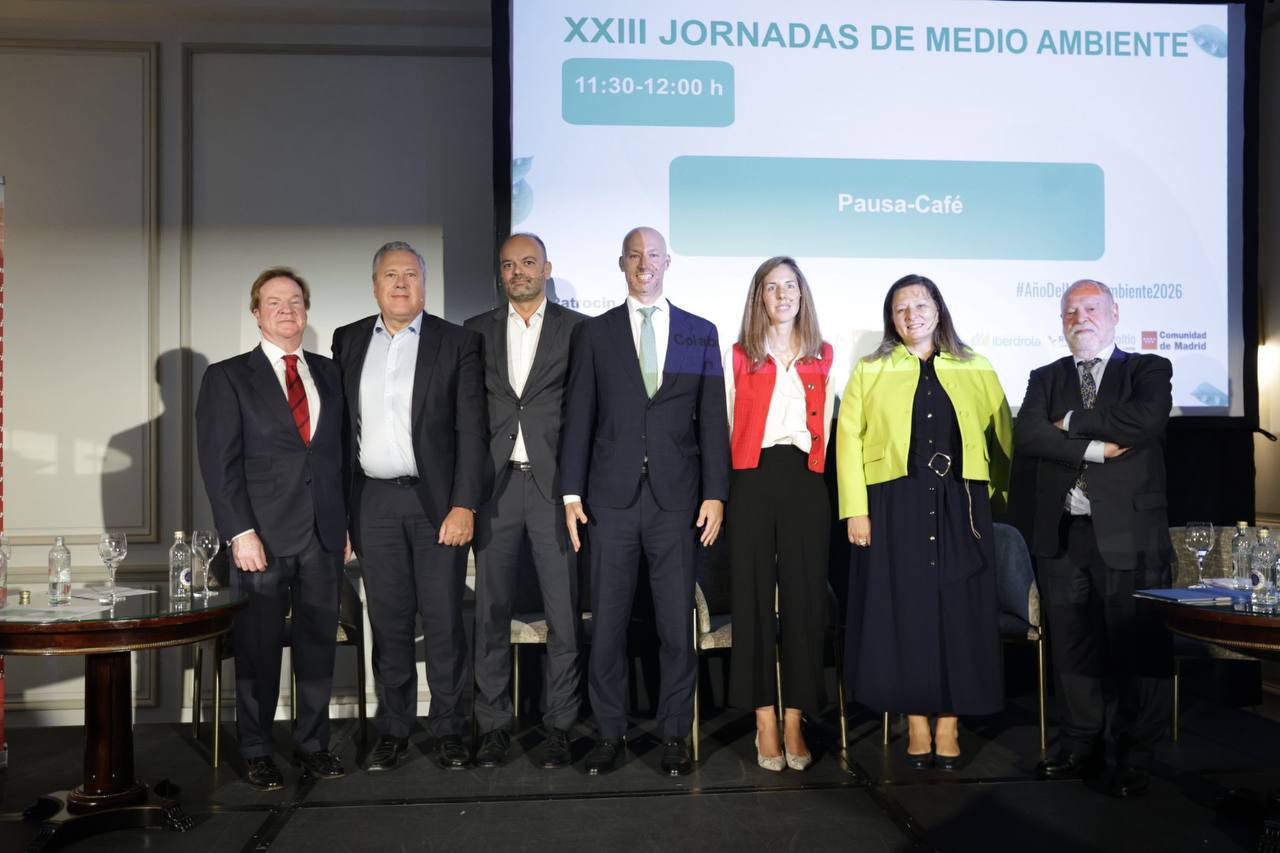 Foto de familia de la primera mesa de debate, 'Economía circular en acción: residuos que se transforman en energía'