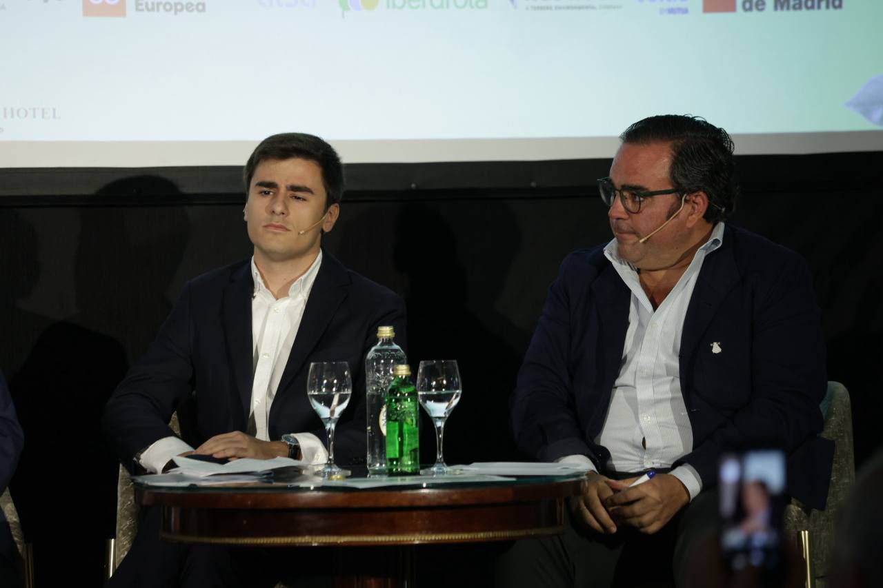 Borja Rodríguez-Navia, mánager de Movilidad Eléctrica de Galp y del proyecto intu Xanadú, y Javier Úbeda, alcalde de Boadilla del Monte