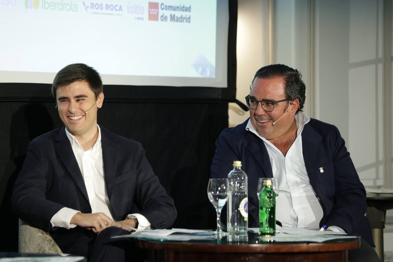 Borja Rodríguez-inNavia, mánager de Movilidad Eléctrica de Galp y del proyecto tu Xanadú, y Javier Úbeda, alcalde de Boadilla del Monte