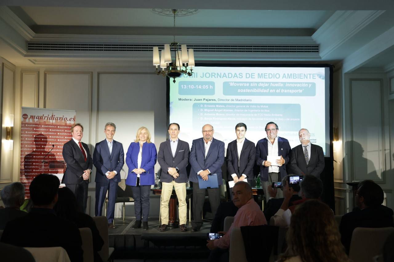 Foto de familia de la mesa 'Moverse sin dejar huella: innovación y sostenibilidad en el transporte'