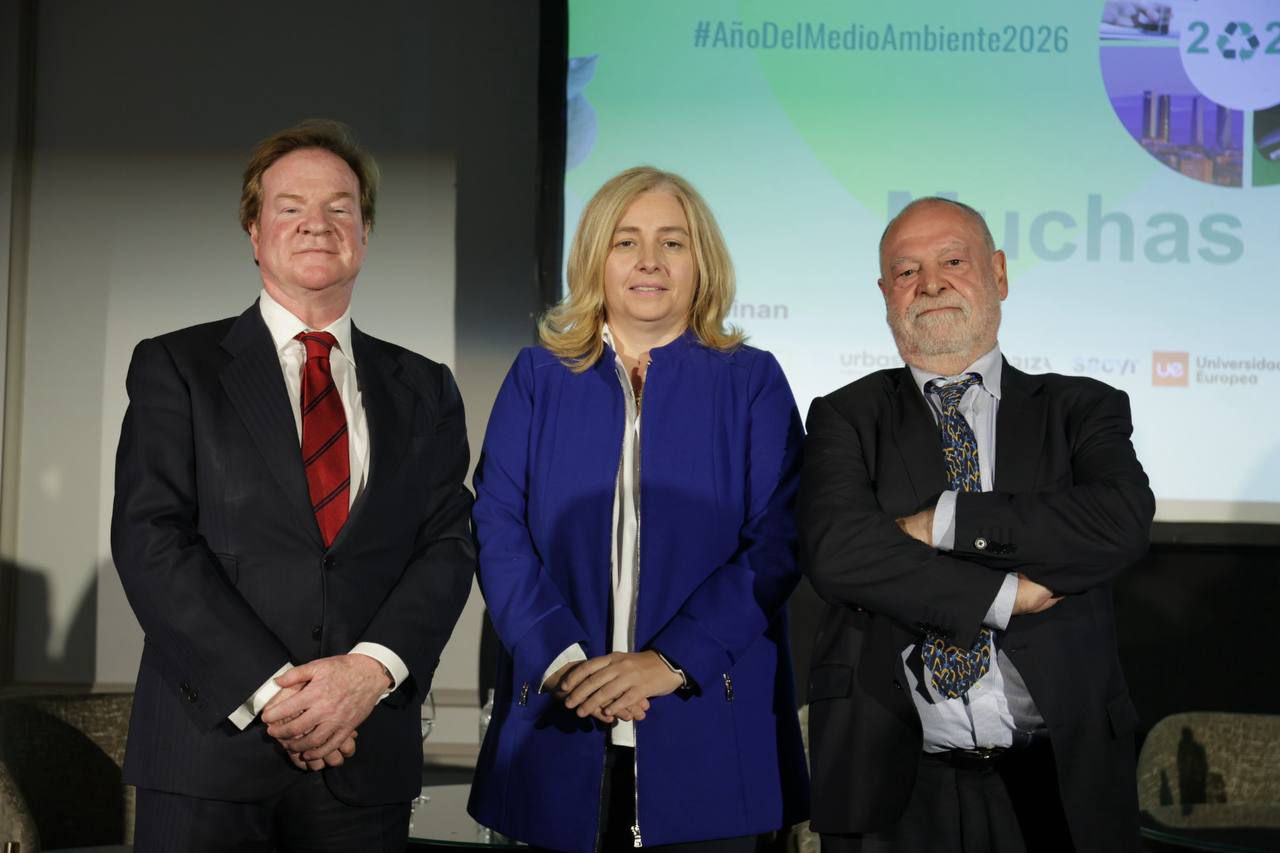 El director y el consejero delegado de Madridiario, Juan Pajares y José Brías, junto a la  vicealcaldesa y delegada del Área de Gobierno de Seguridad y Emergencias del Ayuntamiento de Madrid, Inmaculada Sanz  