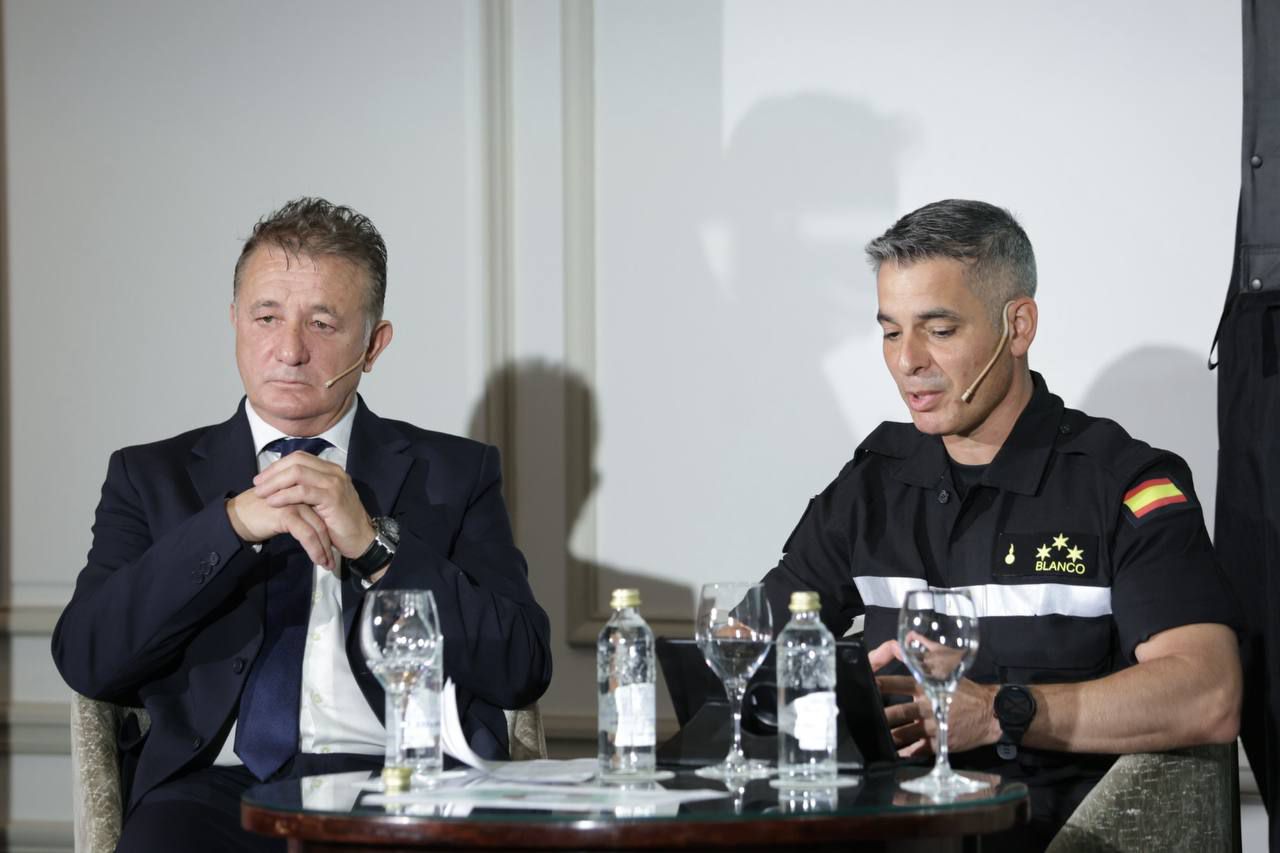 César Sallén, creador de EcoFire-Simonrack, y el Capitán Julián Blanco Hernández, de la Unidad Militar de Emergencias (UME)