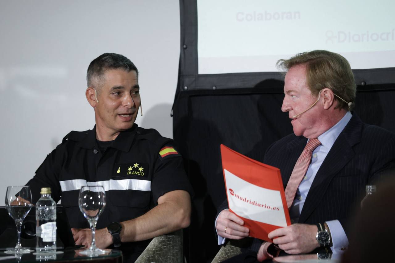 Capitán Julián Blanco Hernández, de la Unidad Militar de Emergencias (UME), y el director de Madridiario, Juan Pajares