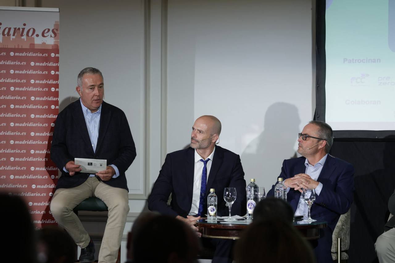 'Residuo cero en el horizonte 2026: marco legal y oportunidades', moderada por Víctor Manuel Sarabia, director general de Servicios de Limpieza y Residuos del Ayuntamiento de Madrid