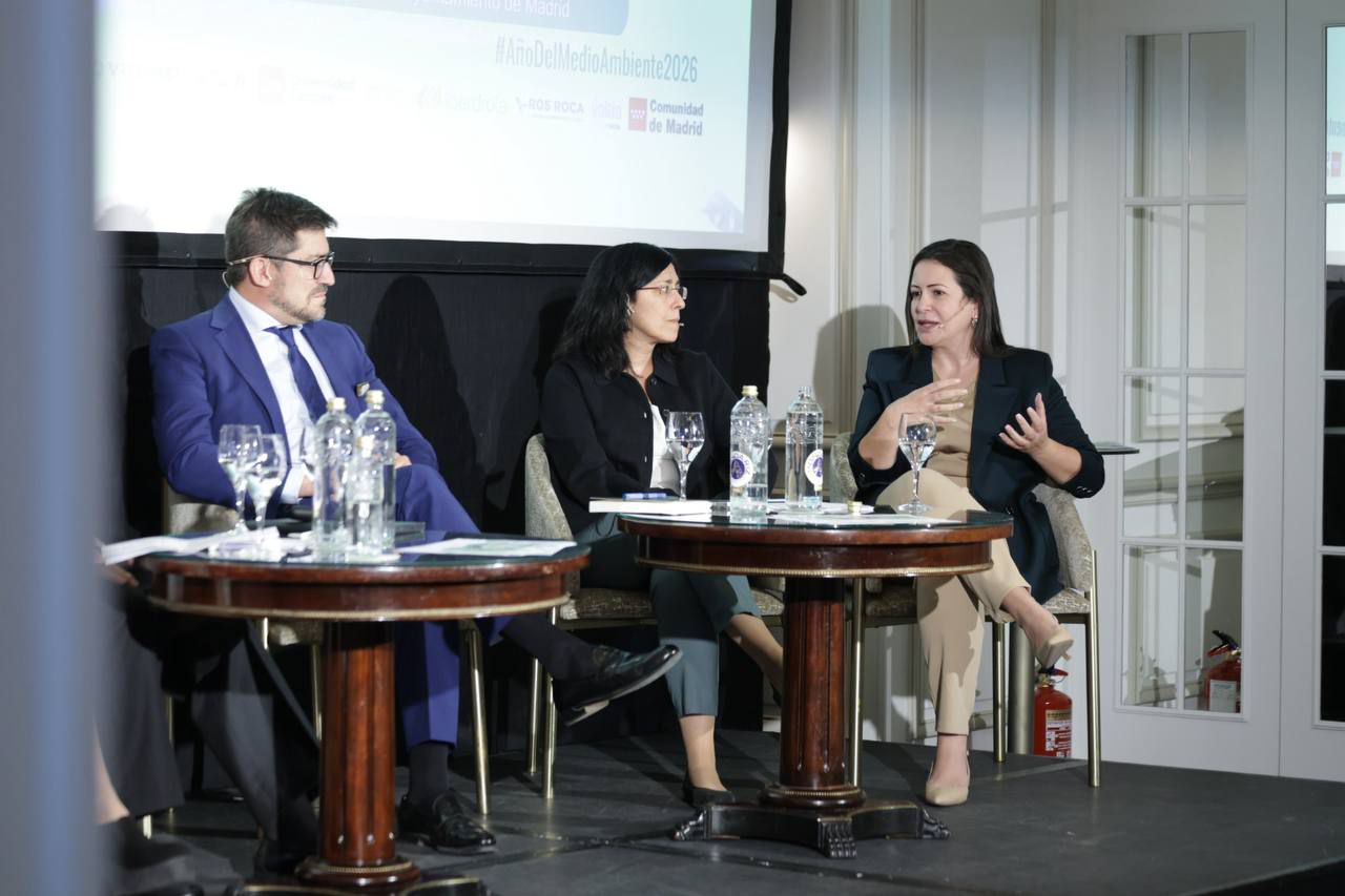 'Ciudades que respiran: el urbanismo sostenible que viene', moderado por Leonor Rodríguez, redactora jefa de El Mundo Ecológico. Los ponentes: Enrique Manzano, Doctor Arquitecto, Urbanista y vocal de la Junta de Gobierno del COAM; David González, subdirector general de Urbanismo de la Comunidad de Madrid; Marta Castromil, subdirectora general de Normativa del Área de Gobierno de Urbanismo, Medio Ambiente y Movilidad del Ayuntamiento de Madrid; y Julia Ayuso, directora de la Escuela de Sostenibilidad de la Universidad Europea
