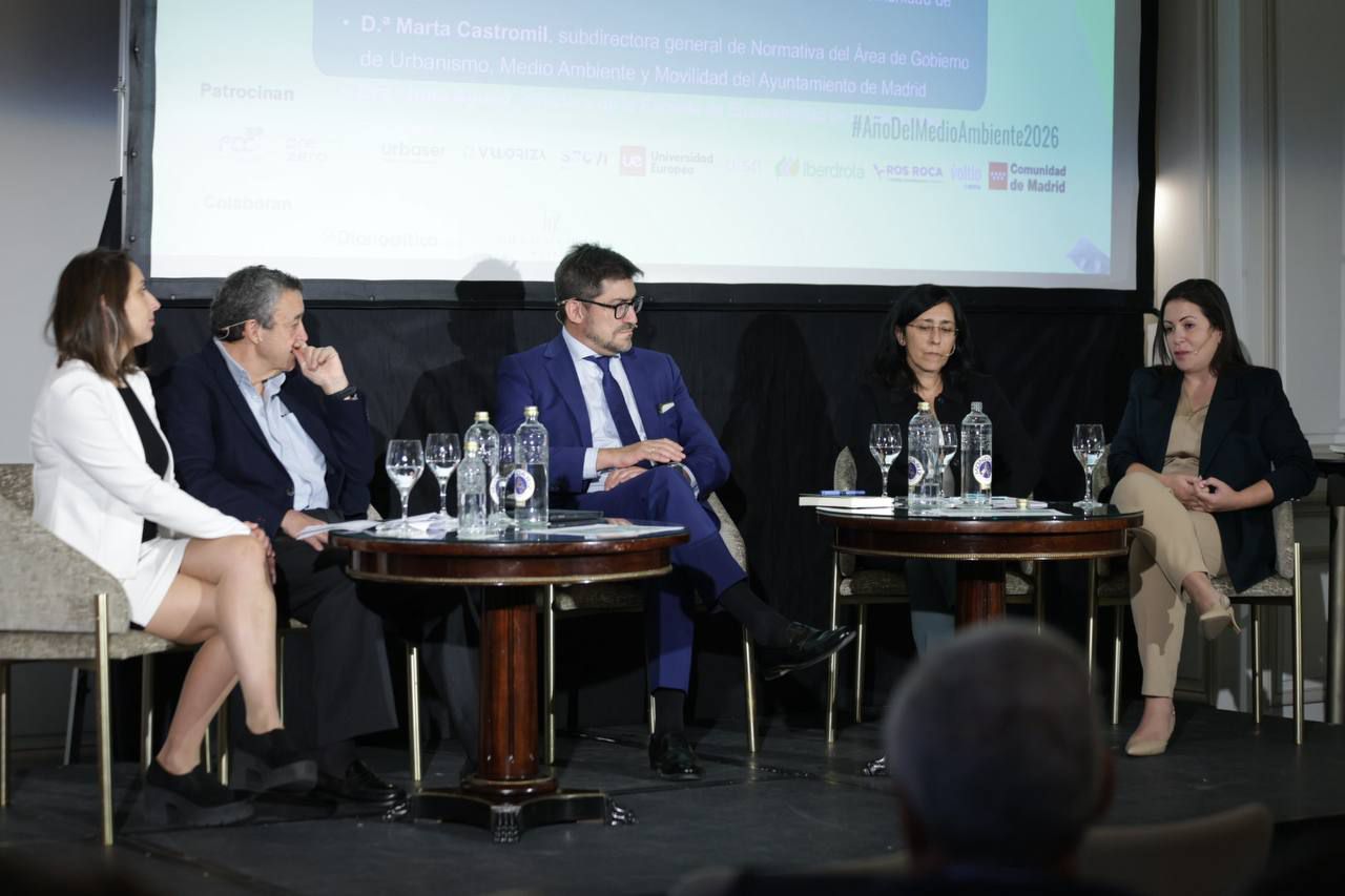  'Ciudades que respiran: el urbanismo sostenible que viene', moderado por Leonor Rodríguez, redactora jefa de El Mundo Ecológico. Los ponentes: Enrique Manzano, Doctor Arquitecto, Urbanista y vocal de la Junta de Gobierno del COAM; David González, subdirector general de Urbanismo de la Comunidad de Madrid; Marta Castromil, subdirectora general de Normativa del Área de Gobierno de Urbanismo, Medio Ambiente y Movilidad del Ayuntamiento de Madrid; y Julia Ayuso, directora de la Escuela de Sostenibilidad de la Universidad Europea