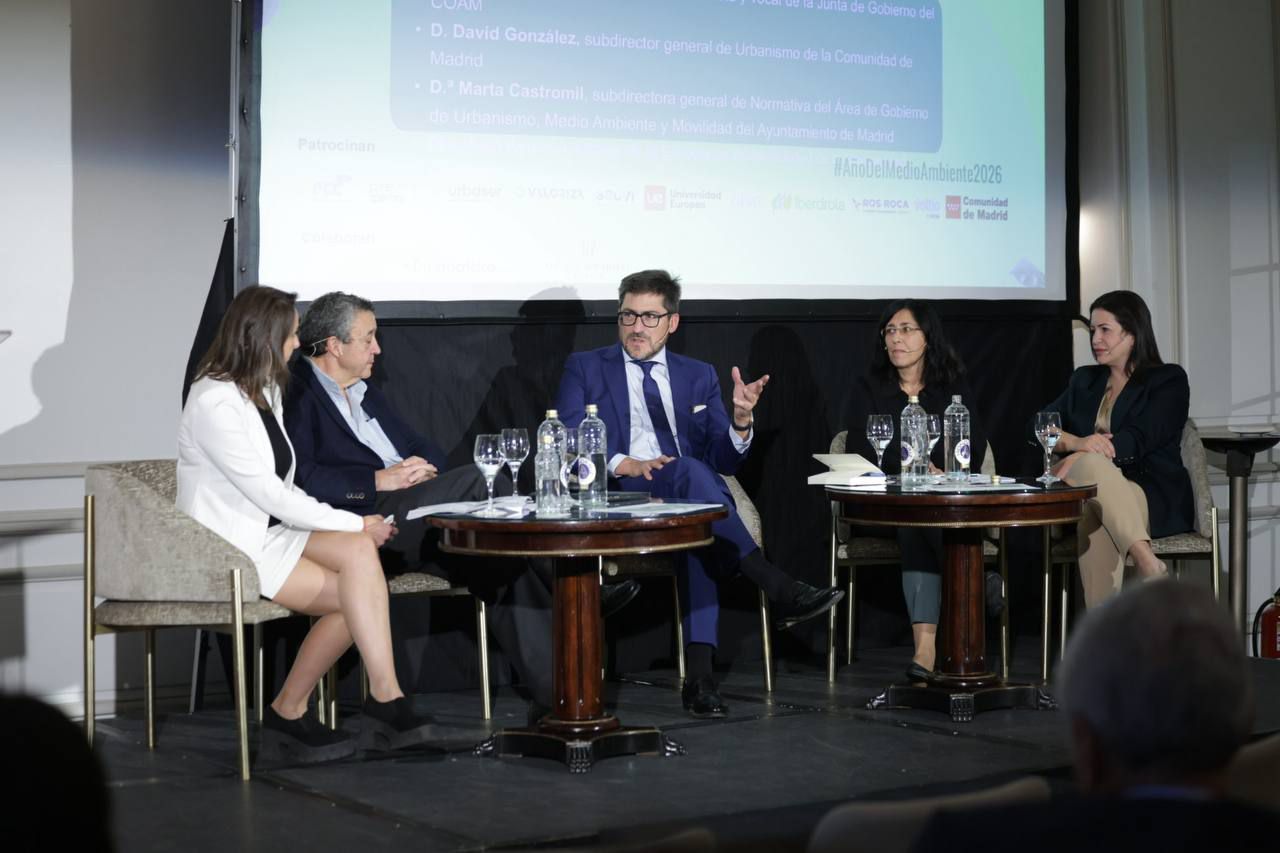  'Ciudades que respiran: el urbanismo sostenible que viene', moderado por Leonor Rodríguez, redactora jefa de El Mundo Ecológico. Los ponentes: Enrique Manzano, Doctor Arquitecto, Urbanista y vocal de la Junta de Gobierno del COAM; David González, subdirector general de Urbanismo de la Comunidad de Madrid; Marta Castromil, subdirectora general de Normativa del Área de Gobierno de Urbanismo, Medio Ambiente y Movilidad del Ayuntamiento de Madrid; y Julia Ayuso, directora de la Escuela de Sostenibilidad de la Universidad Europea