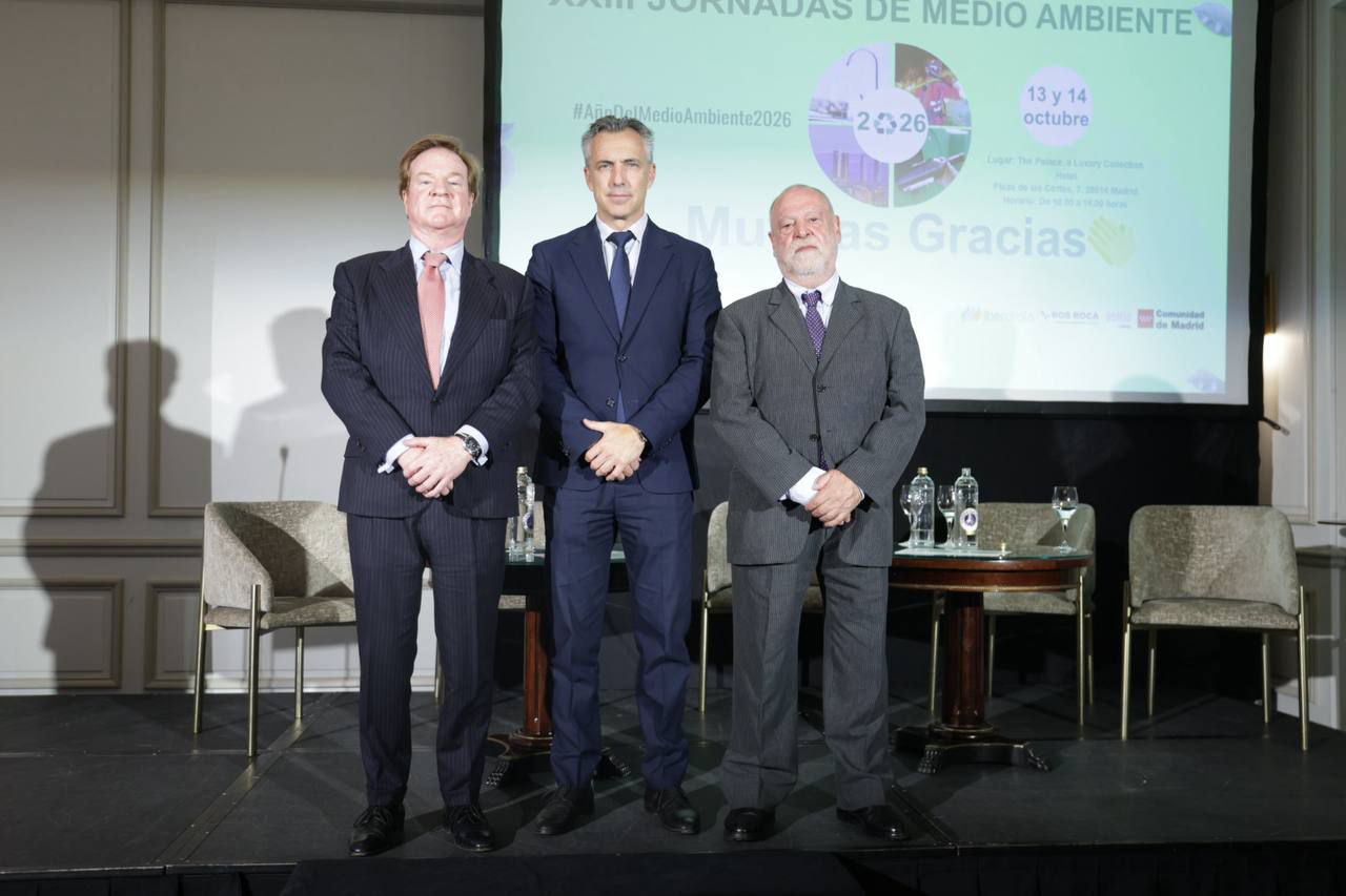 El director y el consejero delegado de Madridiario, Juan Pajares y José Brías, junto a Carlos Novillo Piris, consejero de Medio Ambiente, Agricultura e Interior de la Comunidad de Madrid 