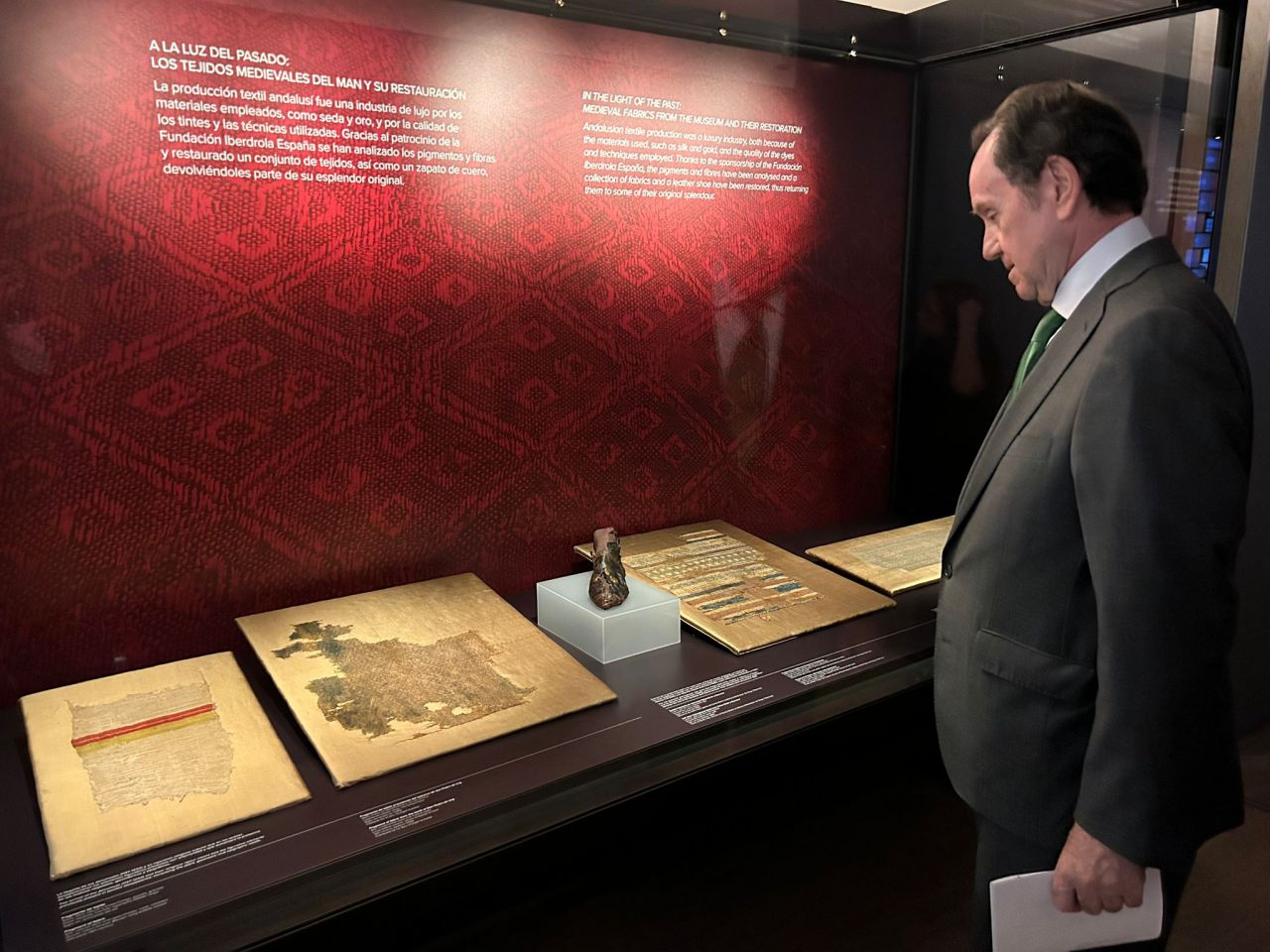 Jaime Alfonsín observando las piezas restauradas