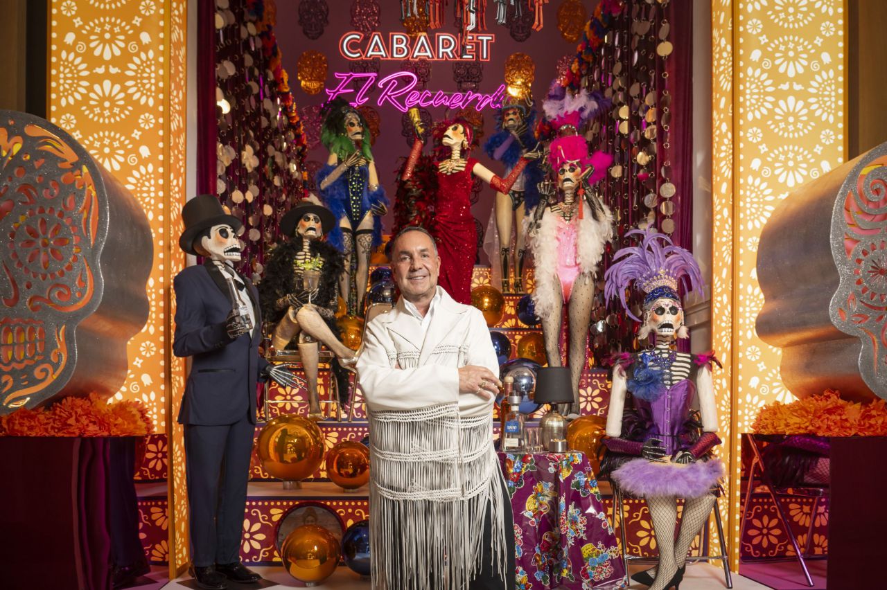 Guillermo González ha diseñado la octava edición del altar de muertos.
