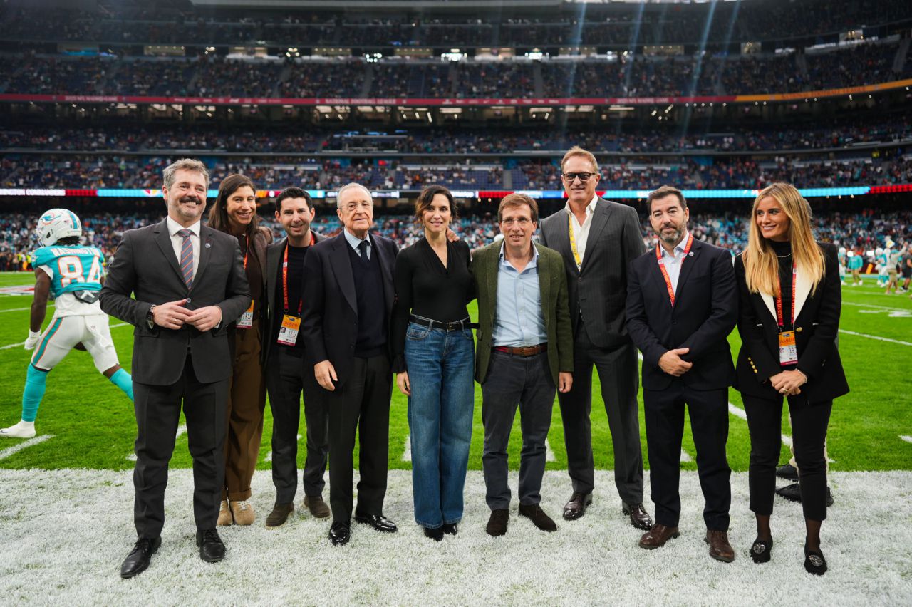 Isabel Díaz Ayuso, José Luis Martínez Almeida y el Almeida y el consejero Mariano de Paco junto al presidente del Real Madrid, Florentino Pérez