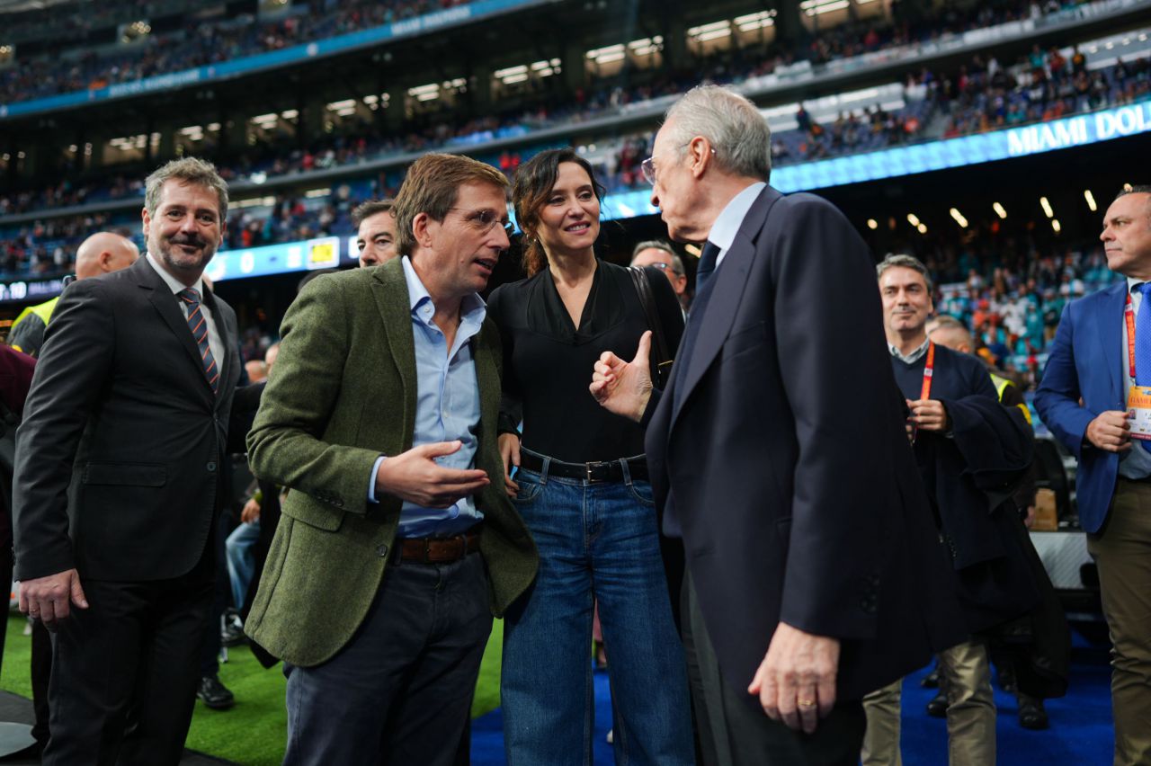 Isabel Díaz Ayuso, José Luis Martínez Almeida y el consejero Mariano de Paco junto al presidente del Real Madrid, Florentino Pérez
