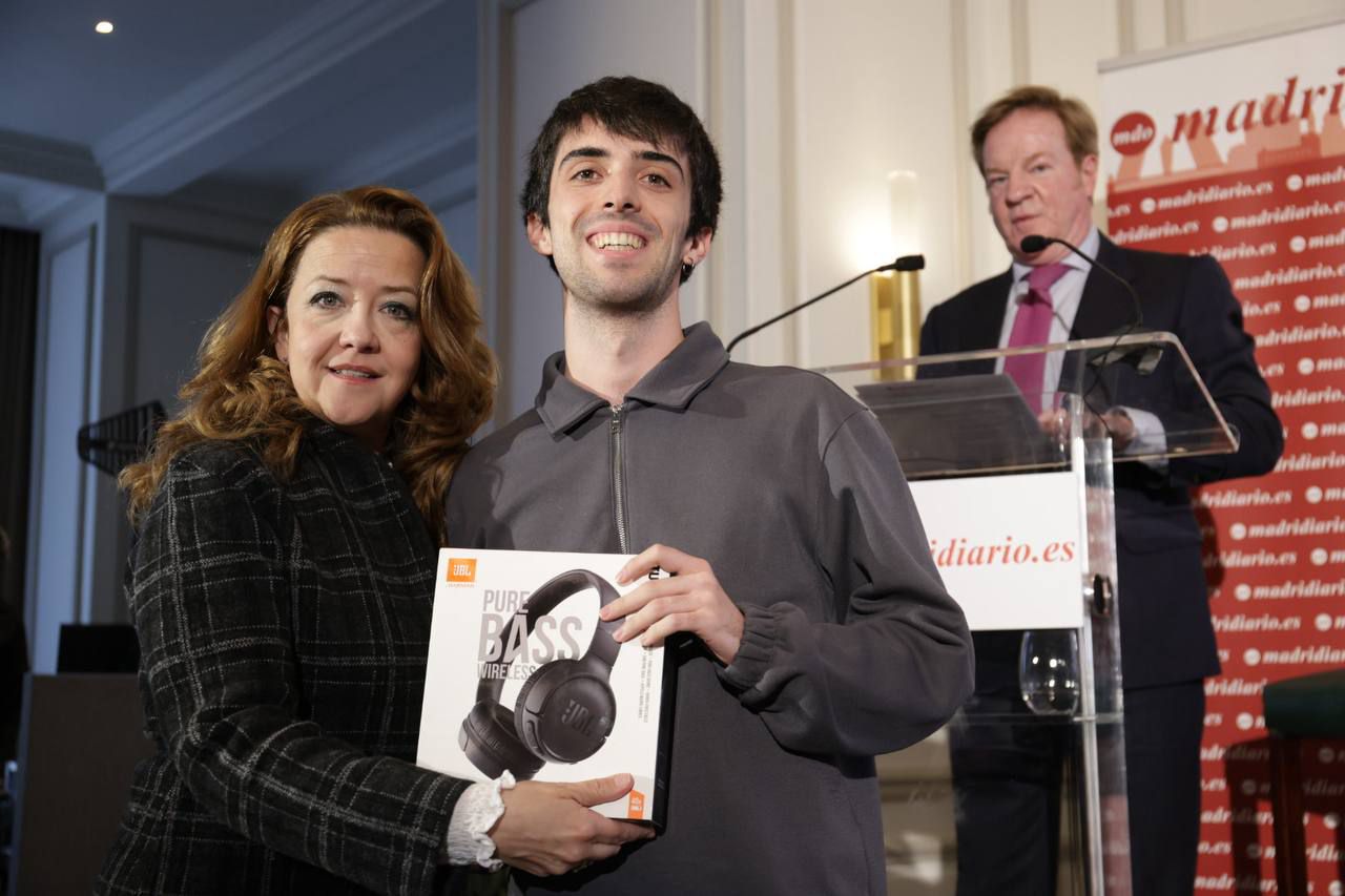 La consejera de Sanidad con el ganador del sorteo.