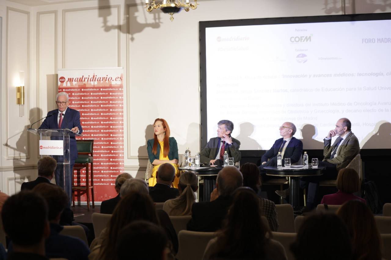Jesús Sánchez Martos, catedrático de Educación para la Salud de la Universidad Complutense de Madrid, modera la mesa de debate en la que participan Elisabeth Arrojo, fundadora y directora del Instituto Médico de Oncología Avanzada (Inmoa): Alberto Galindo, catedrático de Obstetricia y Ginecología de la Universidad Complutense de Madrid; Federico Gutiérrez, jefe de Cardiología Infantil del Hospital Ruber Internacional, y Raúl Moreno, jefe de servicio de Cardiología del Hospital Universitario La Paz.