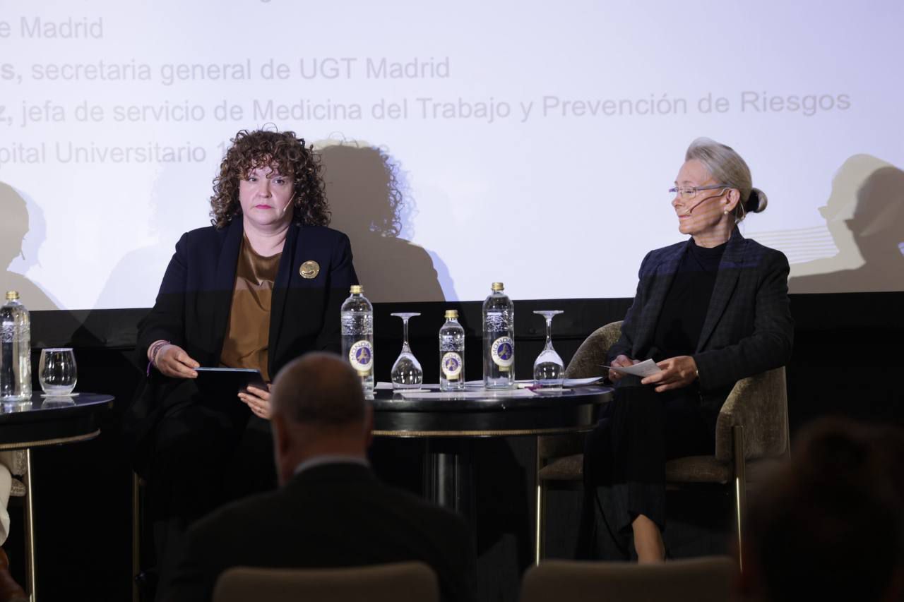 Susana Huertas, secretaria general de UGT Madrid, y Carmen Muñoz, jefa de Medicina del Trabajo y Prevención de Riesgos Laborales del Hospital 12 de Octubre