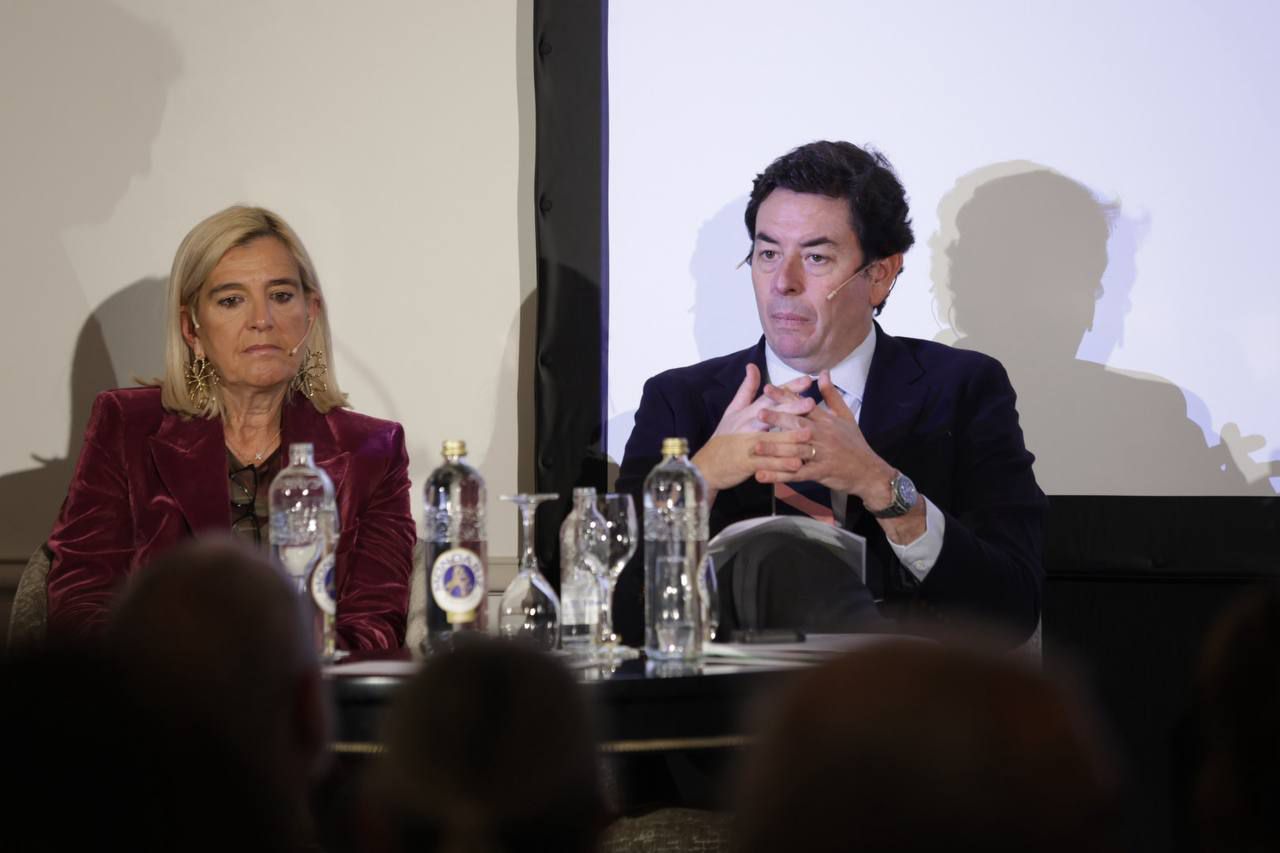 Mariola Vargas, alcaldesa de Collado Villalba y presidenta de la Red Municipal de Salud de la Comunidad de Madrid, y Manuel Martínez, presidente del Colegio Oficial de Farmacéuticos de Madrid.