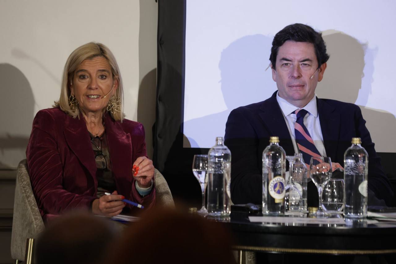 Mariola Vargas, alcaldesa de Collado Villalba y presidenta de la Red Municipal de Salud de la Comunidad de Madrid, y Manuel Martínez, presidente del Colegio Oficial de Farmacéuticos de Madrid.