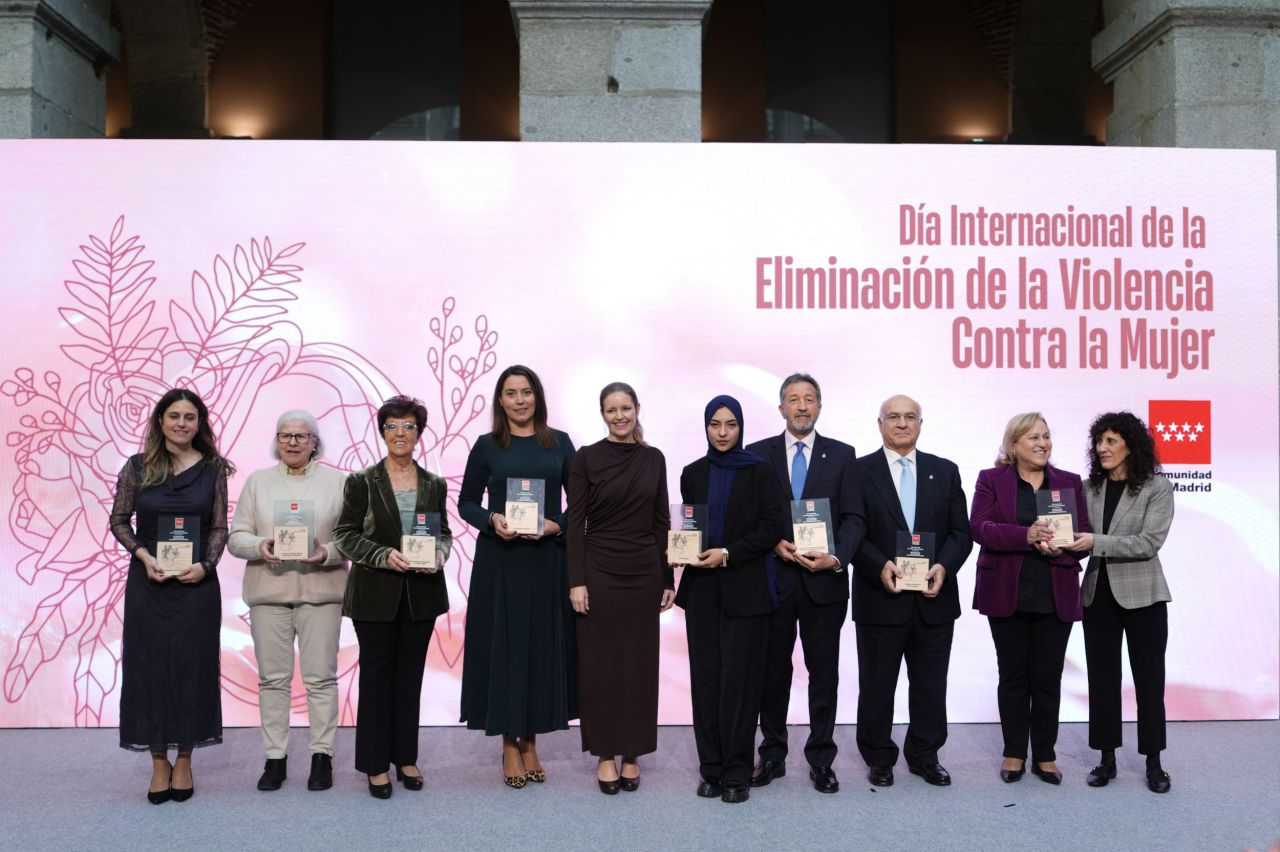 Ana Dávila, Consejera de Familia, Juventud y Asuntos Sociales y los galardonados