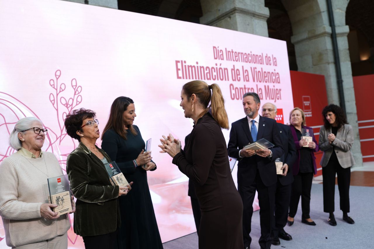 Ana Dávila, Consejera de Familia, Juventud y Asuntos Sociales con algunos de los premiados