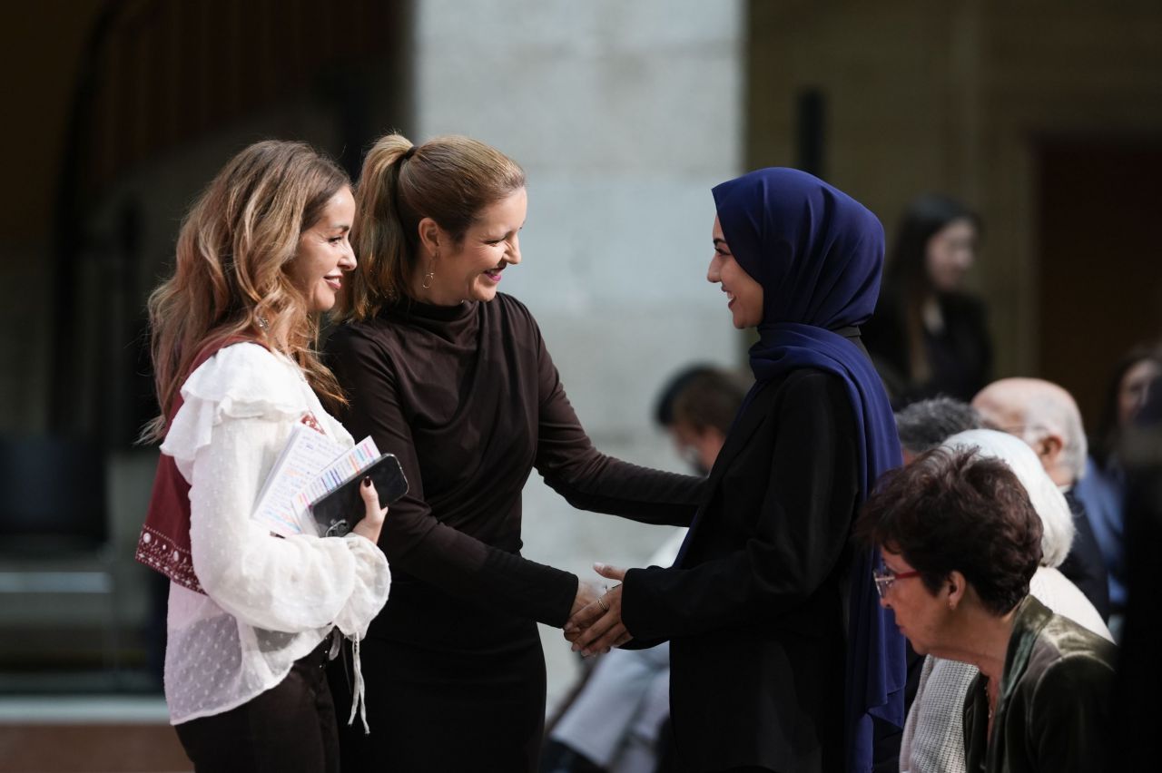 Ana Dávila, Consejera de Familia, Juventud y Asuntos Sociales y Zuhal Sherzad, activista afgana premiada